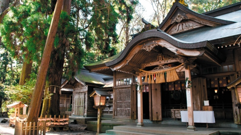 日本の神話や古来からの伝承にゆかりのあるスピリチュアルな神社が多く存在します。その中でも特に訪れるべき神社として挙げられるのが、「高千穂神社（宮崎県）」