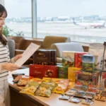 マレーシアお土産空港で買う物を整理する日本人旅行者
