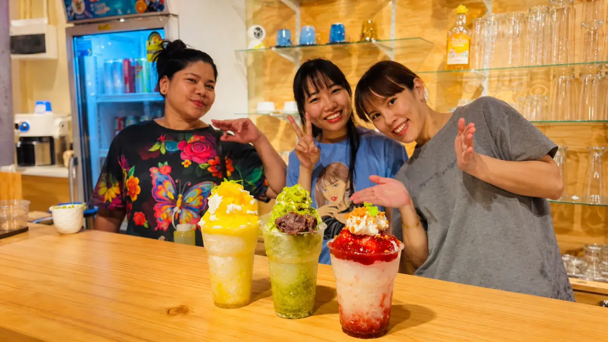 バンコク福岡純氷かき氷スタッフ NaluNani バンコクのNaluNaniで福岡発の純氷かき氷を紹介するスタッフ