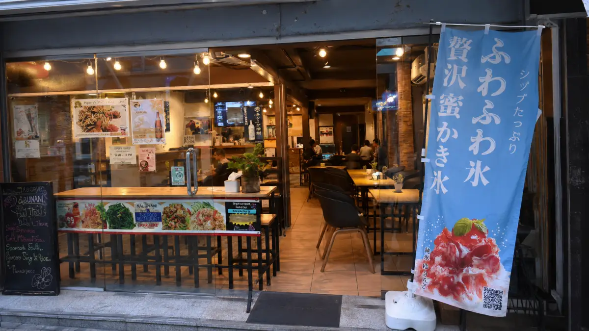 NaluNaniバンコク店内カフェ席 バンコクのNaluNani店内のカフェ席と落ち着いた内装