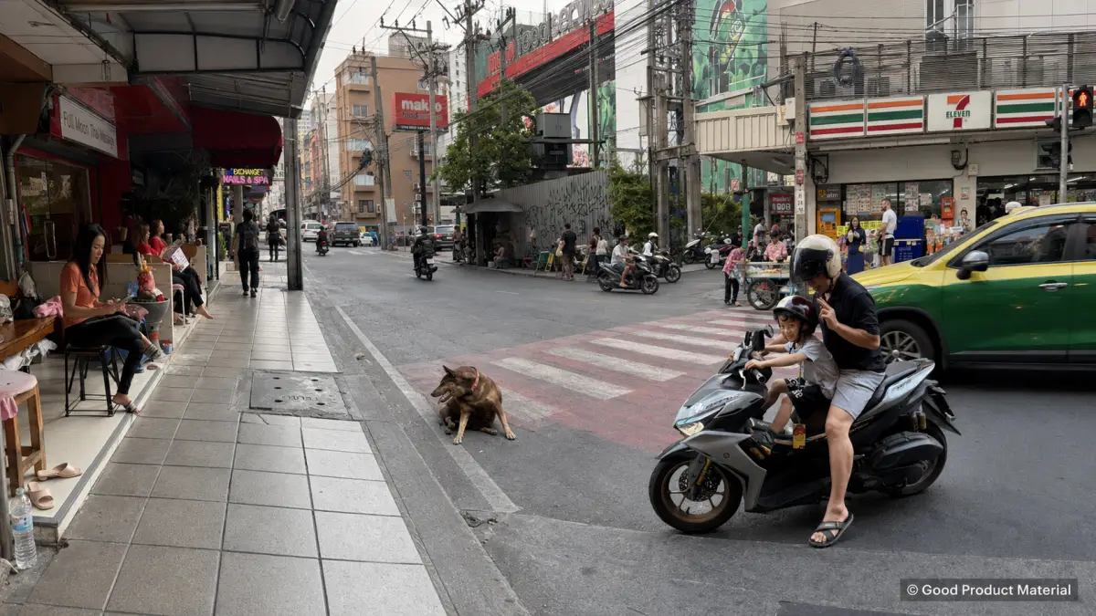 バンコクの歩道やバイク、タクシーが行き交うタイの街並み