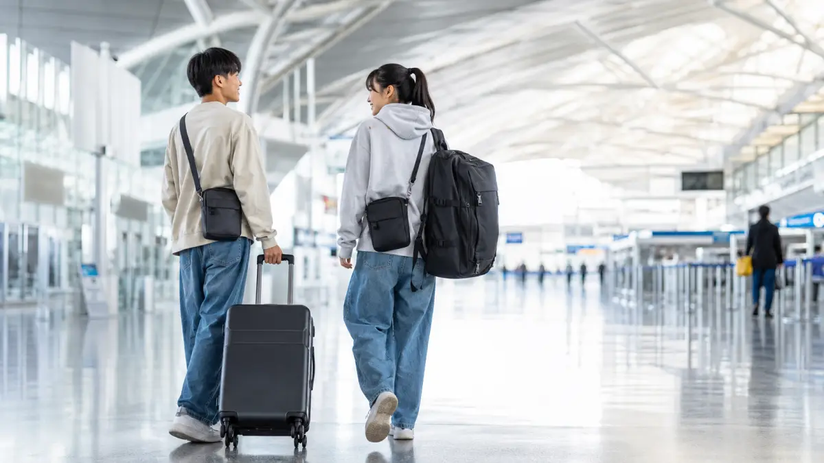 海外修学旅行でキャリーケースと3WAYバッグを使う高校生
