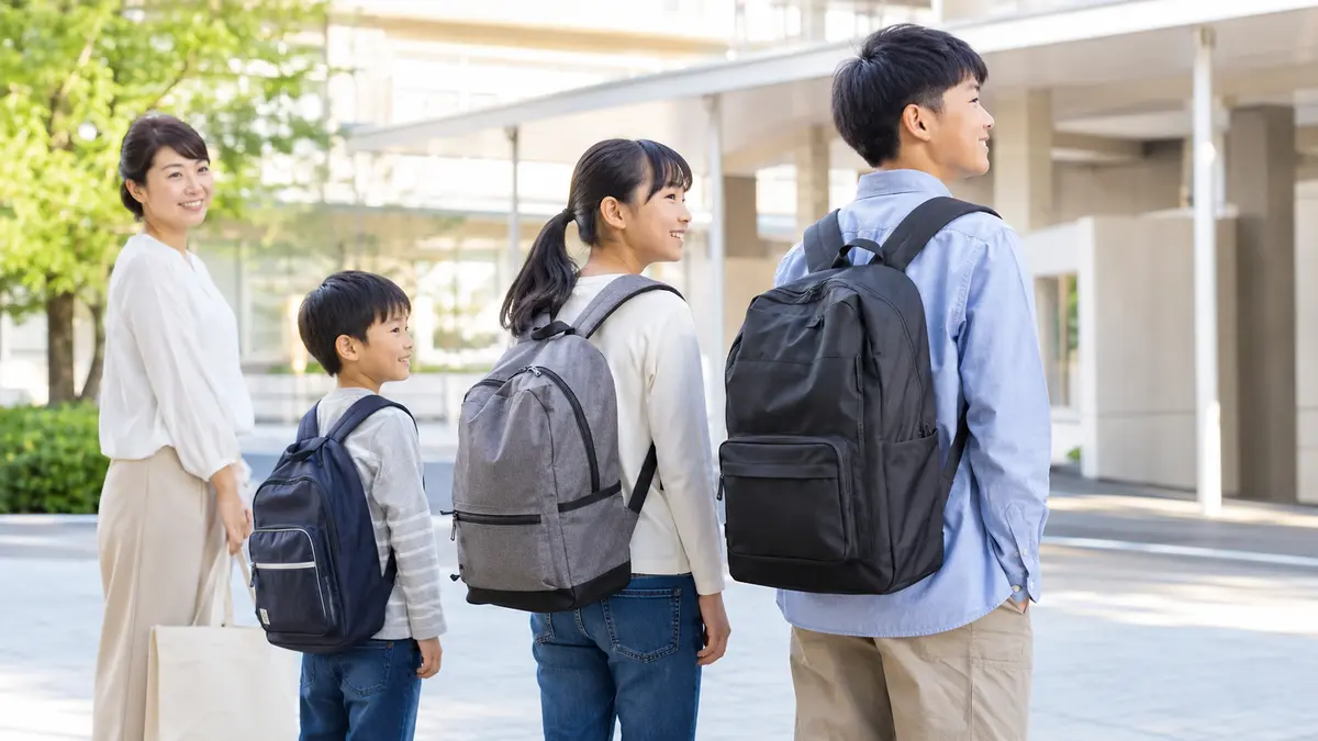 小学生から高校生まで体格に合う修学旅行リュックを背負った日本人学生