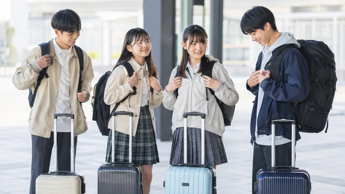 体格と宿泊日数に合うリュックで修学旅行へ出発する日本人学生